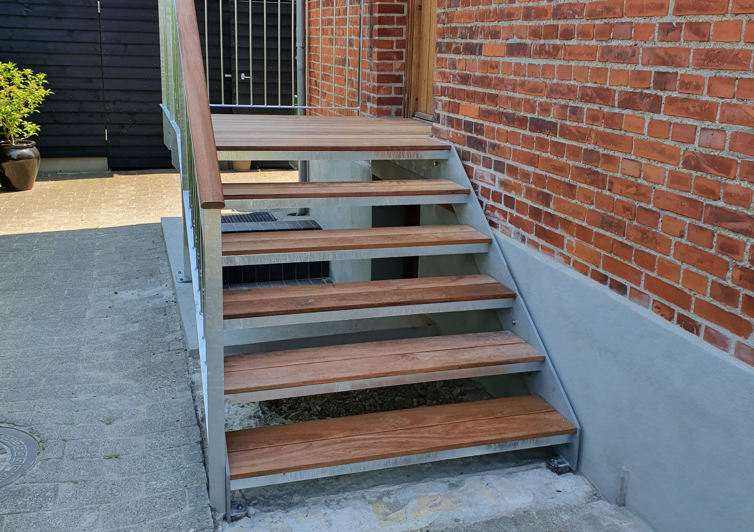 Ingangstrapp Indgangstrappe i galvaniseret stål men trin i Cumaru hårdtræ.