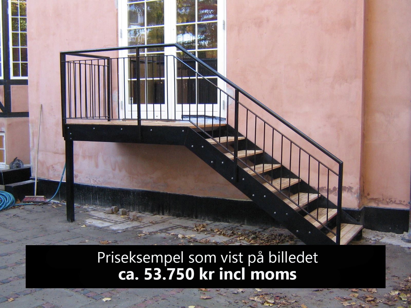 Ingangstrapp Indgangstrappe i galvaniseret stål men trin i Cumaru hårdtræ.